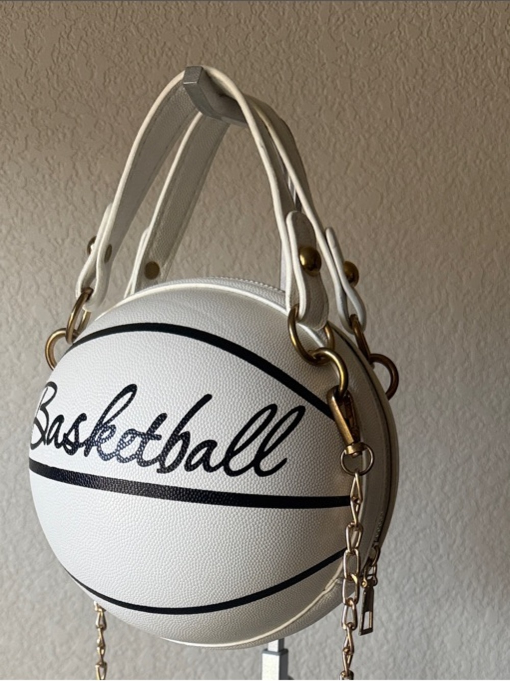 White Basketball-Shaped Crossbody Bag with Gold Crossbody Chain-GUC!! π - Picture 3 of 8